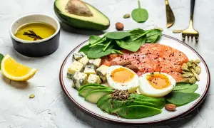 Pyszne danie zgodne z dieta keto zasady: łosoś, jajka, awokado, ser pleśniowy, szpinak i migdały.