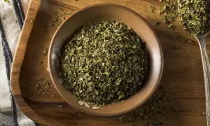 Suszone oregano w miseczce i na łyżce. Poznaj oregano właściwości i dodaj aromatu potrawom.