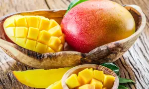 Soczyste mango, pokrojone w kostkę i w całości, w drewnianych miseczkach. To owoc, który jest dobry na wszystko: od orzeźwienia po witaminy.