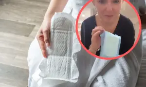Kobieta pokazuje, jak zakładać podpaskę. W dłoni trzyma białą podpaskę, a w okręgu widać jej twarz.