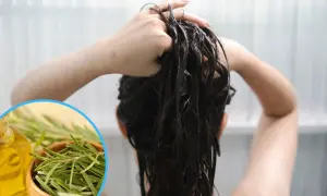 Kobieta wciera w mokre włosy naturalny **napar z rozmarynu na włosy**, obok butelka oleju i miseczka świeżego rozmarynu.