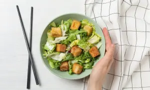 Sałatka z chrupiącym tofu – idealna, gdy szukasz, czym zastąpić mięso. Podana z pałeczkami.