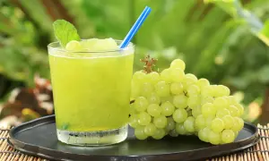 Orzeźwiający, zielony sok winogronowy z miętą i winogronami. Odkryj jego cudowne sok winogronowy właściwości.