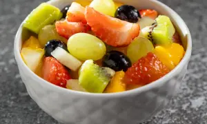 Kolorowa sałatka owocowa z truskawkami, kiwi, winogronami i mango. Zastanawiasz się, jakich owoców nie łączyć ze sobą? Ta mieszanka wygląda pysznie!