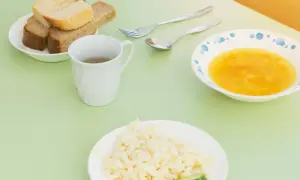 Prosty posiłek: makaron, zupa, chleb i napój. Taka dieta planetarna może być smaczna i zdrowa.