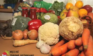 Świeże warzywa i owoce na stole, idealne do przygotowania dieta oczyszczająca 3-dniowa przepisy. Brokuły, marchew, seler, kalafior, papryka, cebula, czosnek, buraki, sałata, jabłka, pomarańcze.