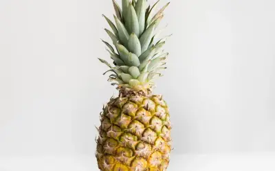 Dojrzały ananas, symbol tropikalnej świeżości. Jego sok to bogactwo witamin i bromelainy, znanej z licznych sok z ananasa właściwości.