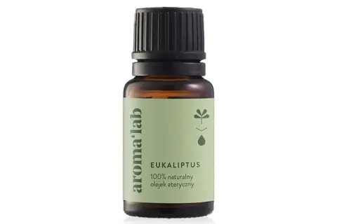 Butelka z zieloną etykietą, na której widnieje napis "EUKALIPTUS 100% naturalny olejek eteryczny". Idealny olejek eukaliptusowy dla dzieci.