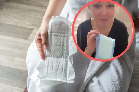 Kobieta pokazuje, jak zakładać podpaskę. W dłoni trzyma białą podpaskę, a w okręgu widać jej twarz.