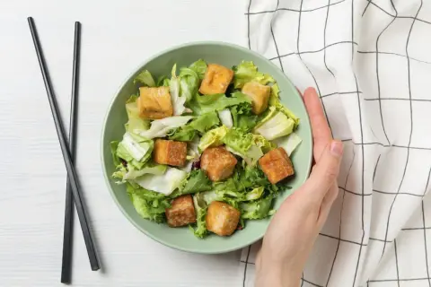 Sałatka z chrupiącym tofu – idealna, gdy szukasz, czym zastąpić mięso. Podana z pałeczkami.