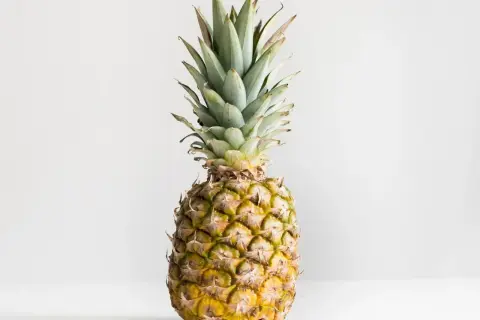 Dojrzały ananas, symbol tropikalnej świeżości. Jego sok to bogactwo witamin i bromelainy, znanej z licznych sok z ananasa właściwości.