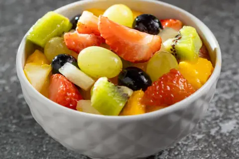 Kolorowa sałatka owocowa z truskawkami, kiwi, winogronami i mango. Zastanawiasz się, jakich owoców nie łączyć ze sobą? Ta mieszanka wygląda pysznie!