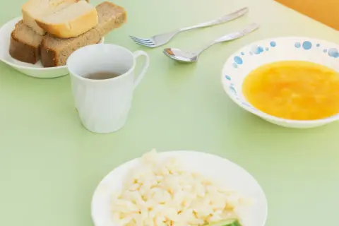 Prosty posiłek: makaron, zupa, chleb i napój. Taka dieta planetarna może być smaczna i zdrowa.