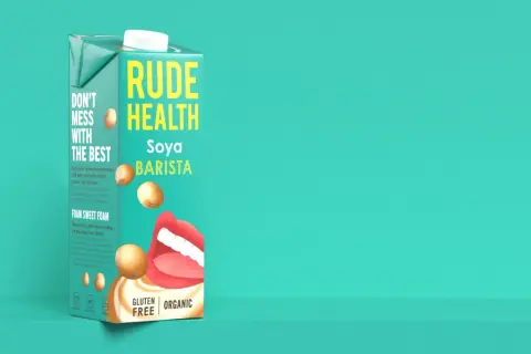 Czy mleko sojowe jest zdrowe? Rude Health Soya Barista, organiczne, bezglutenowe, zrobione z soi, wody i syropu ryżowego.