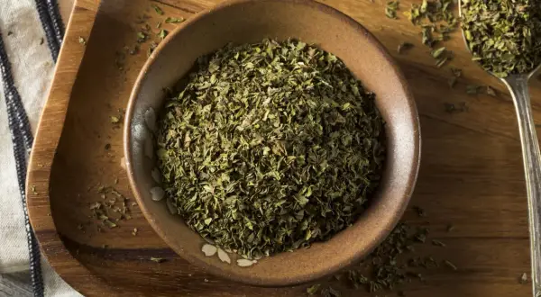 Suszone oregano w miseczce i na łyżce. Poznaj oregano właściwości i dodaj aromatu potrawom.
