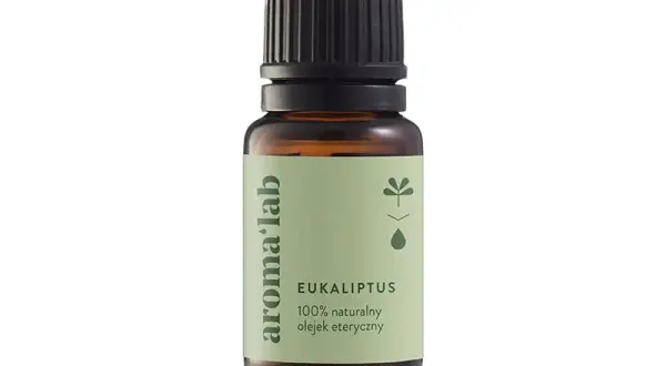 Butelka z zieloną etykietą, na której widnieje napis "EUKALIPTUS 100% naturalny olejek eteryczny". Idealny olejek eukaliptusowy dla dzieci.