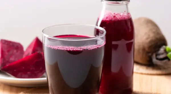 Szklanka i butelka z sokiem z buraka, idealne na zimę. Oto jak zrobić sok z buraka na zimę.