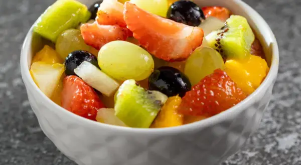 Kolorowa sałatka owocowa z truskawkami, kiwi, winogronami i mango. Zastanawiasz się, jakich owoców nie łączyć ze sobą? Ta mieszanka wygląda pysznie!