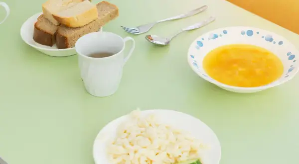 Prosty posiłek: makaron, zupa, chleb i napój. Taka dieta planetarna może być smaczna i zdrowa.