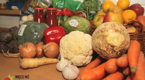 Świeże warzywa i owoce na stole, idealne do przygotowania dieta oczyszczająca 3-dniowa przepisy. Brokuły, marchew, seler, kalafior, papryka, cebula, czosnek, buraki, sałata, jabłka, pomarańcze.