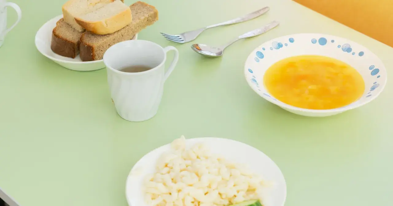 Prosty posiłek: makaron, zupa, chleb i napój. Taka dieta planetarna może być smaczna i zdrowa.