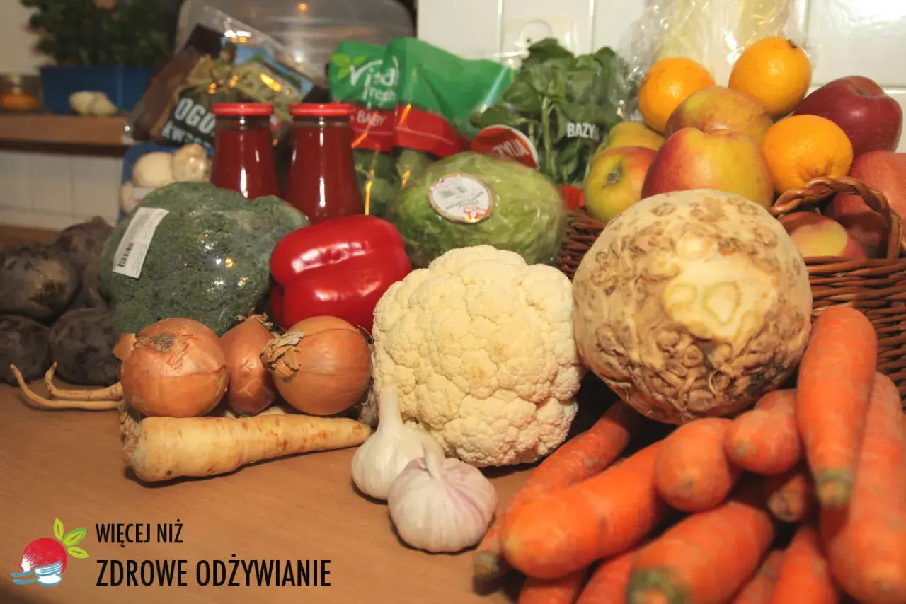 Świeże warzywa i owoce na stole, idealne do przygotowania dieta oczyszczająca 3-dniowa przepisy. Brokuły, marchew, seler, kalafior, papryka, cebula, czosnek, buraki, sałata, jabłka, pomarańcze.