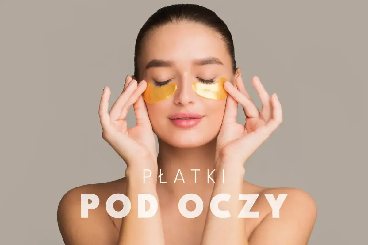 Kobieta z zamkniętymi oczami aplikuje złote płatki pod oczy. Czy stosować je rano czy wieczorem?