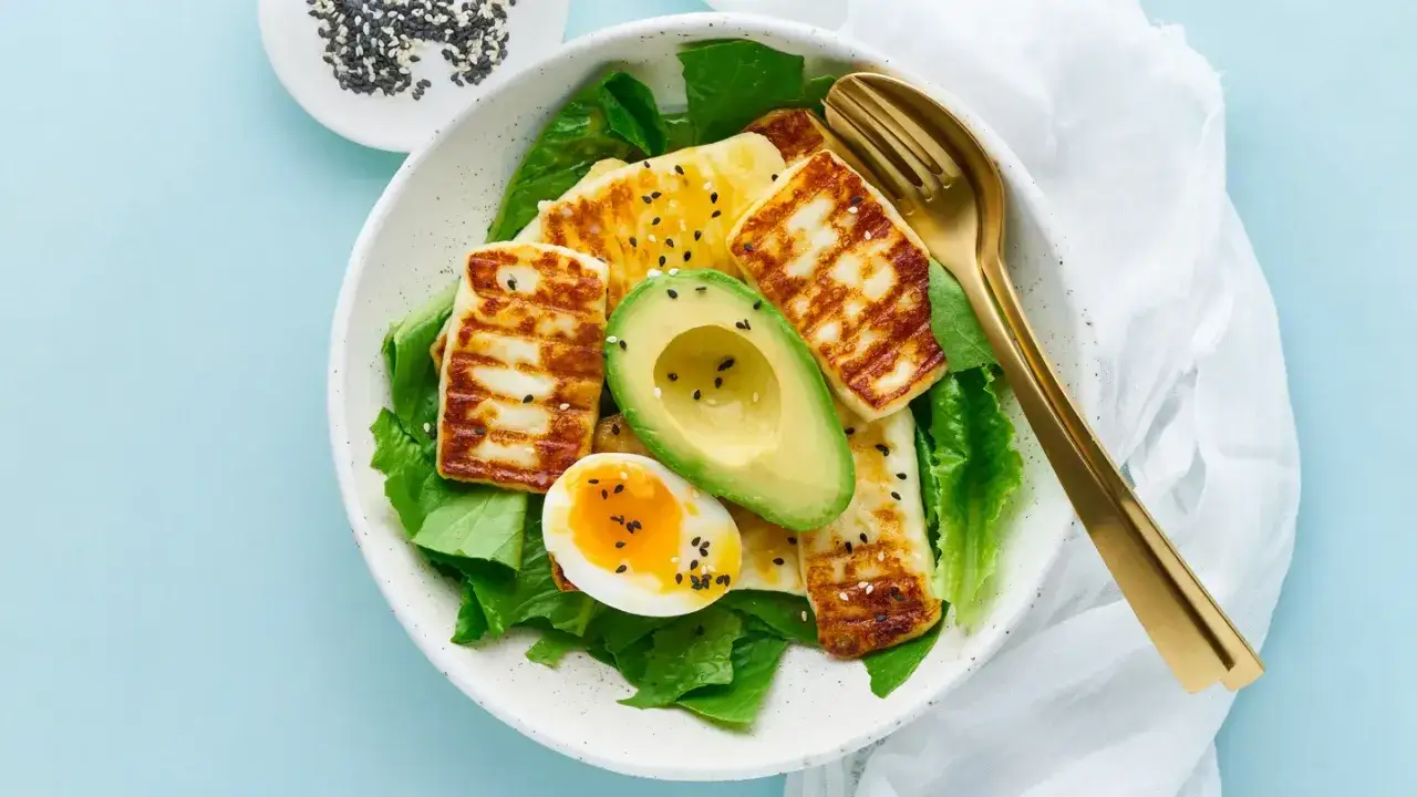 Sałatka z grillowanym serem halloumi, awokado i jajkiem na miękko. Idealna na śniadanie, gdy chcesz poznać, na czym polega dieta keto.