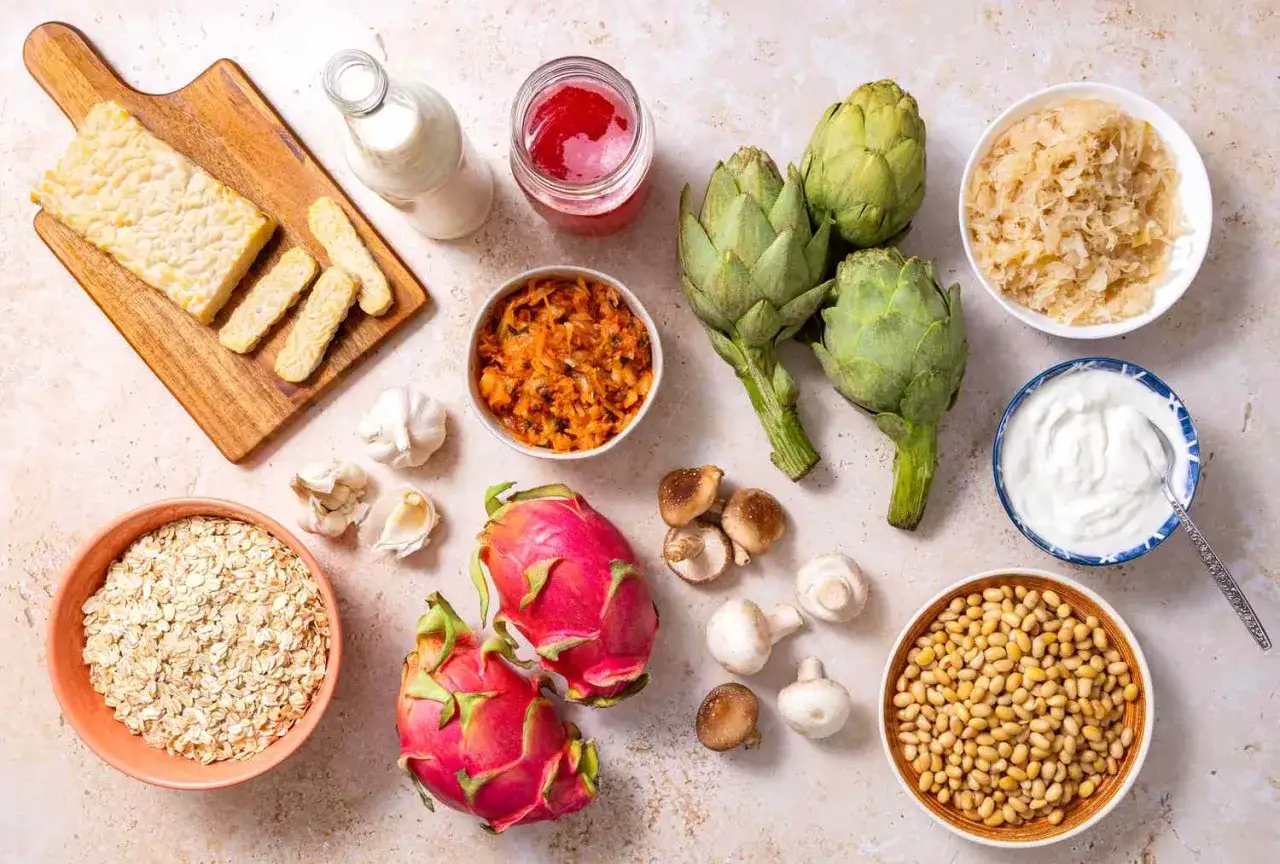 Naturalne probiotyki i prebiotyki: jak wzmocnić organizm po antybiotyku? Tempeh, kiszonki, jogurt, owoce i warzywa.