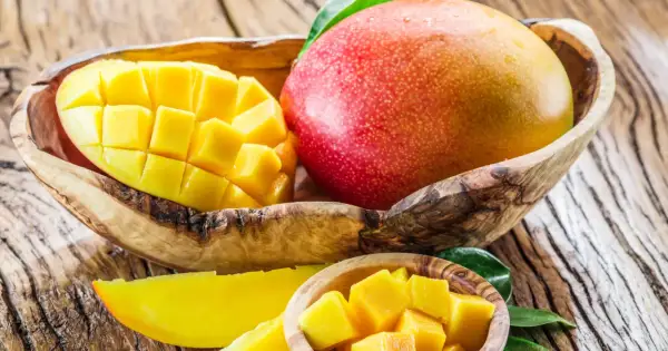 Soczyste mango, pokrojone w kostkę i w całości, w drewnianych miseczkach. To owoc, który jest dobry na wszystko: od orzeźwienia po witaminy.