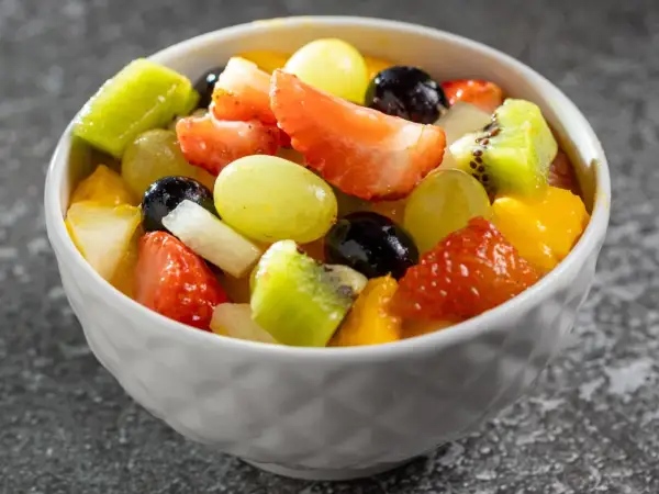 Kolorowa sałatka owocowa z truskawkami, kiwi, winogronami i mango. Zastanawiasz się, jakich owoców nie łączyć ze sobą? Ta mieszanka wygląda pysznie!